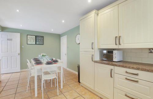 Spacious 4 Bedroom House with Parking - Foto 7