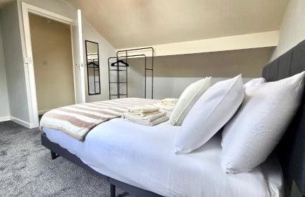 Comfy Entire Apartment with Free Parking in Bury Town - Photo 3