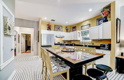 Dog-friendly home with large patio, W/D & central AC - Foto 6