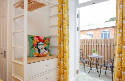 2 Central, spacious, apartment with private patio - Photo 16