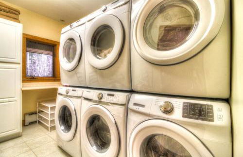 Most Luxury 7000 Sq ft Log Estate with Pool Hot Tub Sauna - Foto 50