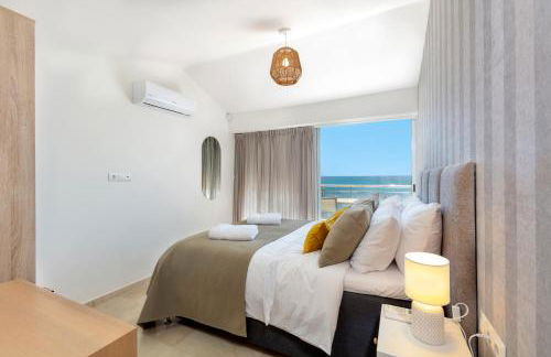 First Row Beach Villa - Photo 18