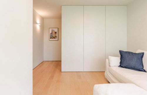 Grand Villa w/ Pool, Garden & Garage by HostWise - Foto 15