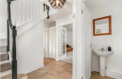 Stylish home close to the Yorkshire Dales & Leeds Airport - Photo 3