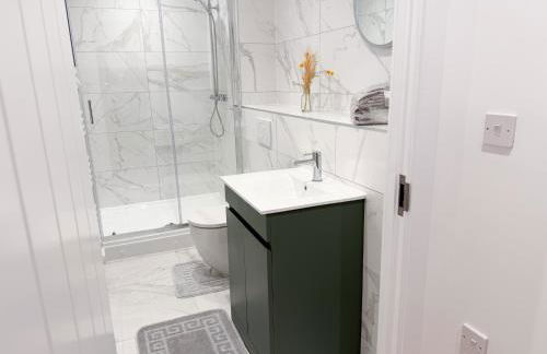 Spacious Modern 1 Bed Apartments in St Neots - Perfect for Contractors & Professionals - Free Parking - WiFi - Fully Equipped Kitchen - Smart TV Ideal for Work Stays and Long Projects - Foto 37