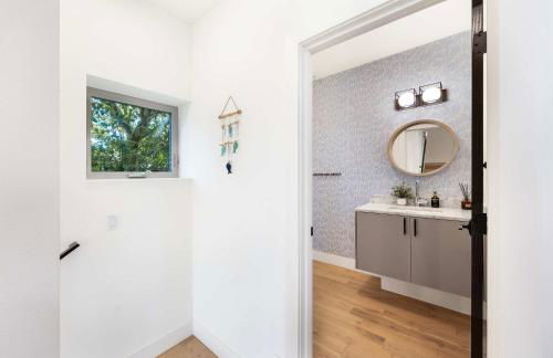 Ocean-Inspired 3B Modern Retreat w Kids Room - Foto 22