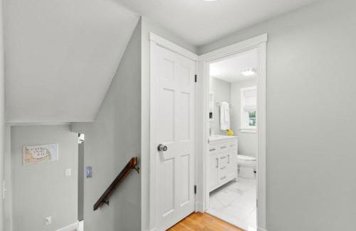 Modern Beach & Pond Getaway in Heart of Cape Cod - Foto 12