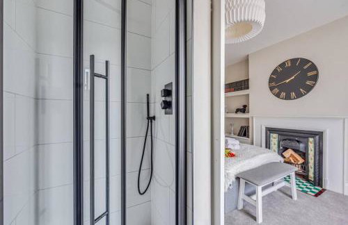 Beautiful 5 Bedroom 4 Bathroom House in W6 by Yoko Property - 10 minute's to Central London - Free Parking, Fast WiFi, Work Desks and SmartTVs with Disney and Netflix - Foto 13