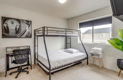 6 Mi to DIA Denver Home with Fenced Yard and Fire Pit - Foto 16