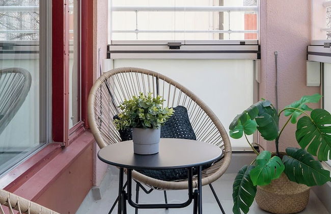 Spacious Downtown Apt with Balcony that Hosts 10 - Photo 15