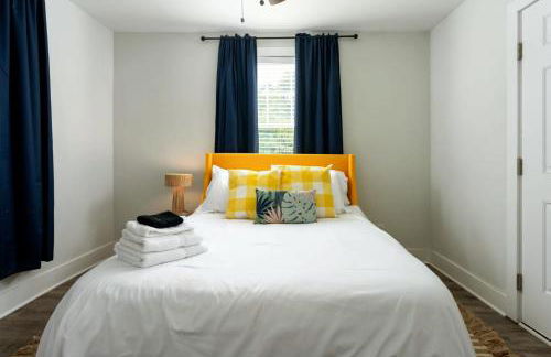 Downtown Retreat, 5BR Game Room & Pet Friendly - Photo 26