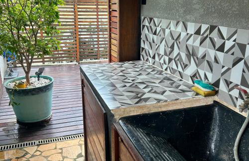 Chalé com PISCINA Privativa, com 2 QUARTOS, ESTACIONAMENTO em Condomínio com PORTARIA 24h, Sauna, Quadras, 3 PISCINAS no condomínio, Pesca e Parquinho Infantil - SmarTV na sala de estar, TV na área CHURRASQUEIRA, Wi-Fi e Cozinha Completa - Foto 54