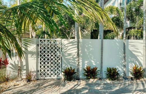 Art Deco Apt w Pool One Mile to Beach Pets Welcome - Foto 23