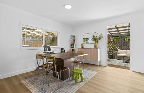 Family-Friendly 4BR Home with AC and Yard Near Airport - Foto 2