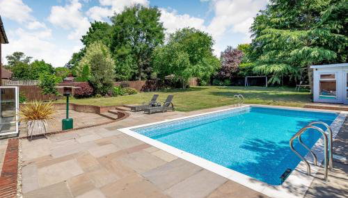 Luxurious Modern Henley Home with Pool & Hot Tub, 5 Bedrooms, Parking - Foto 2, sunbed