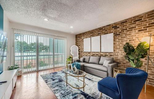 Your 2B Getaway - Steps 2 Dtwn - Sleeps 6 - Pool and Prkg - Foto 1