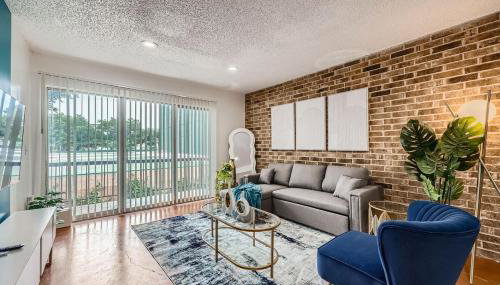 Your 2B Getaway - Steps 2 Dtwn - Sleeps 6 - Pool and Prkg - Foto 1