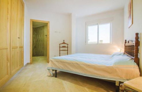 Three-Bedroom Apartment In Trullent - Photo 15