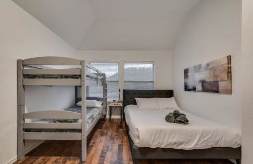 Modern and Luxury DFW Mansion with Backyard Oasis - Foto 23