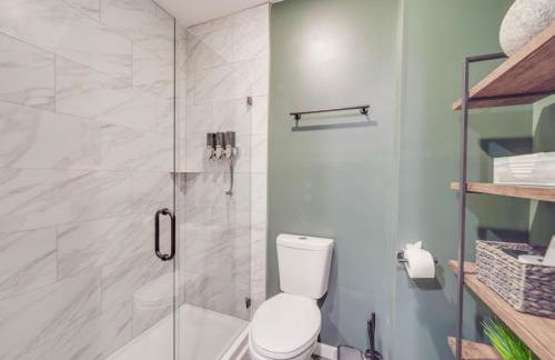 5BR Farmhouse Lake Retreat Pool Hot Tub Theater - Foto 12