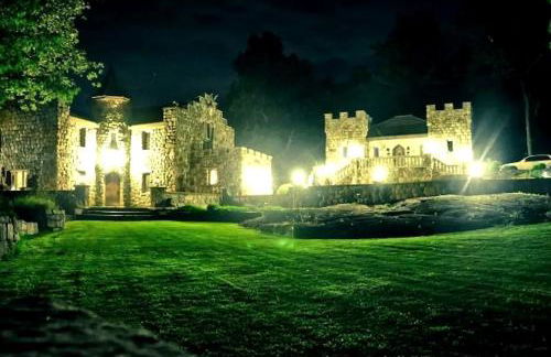 Breathtaking Cottage Rental on Castle Grounds Overlooking Lake George - Foto 48