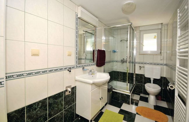 Chic and Stylish Kastel Novi Apartment With Pool - Foto 11