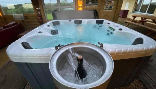 Sleeps 18 Double Decker Bus Hot Tub Sauna Cinema Pets - Foto 2