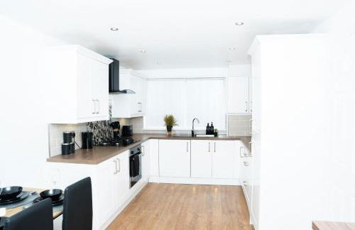 Stylish 3 bed house with free parking - Foto 14