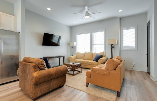 Spectacular Condo Rooftop Deck Great for Groups - Photo 10