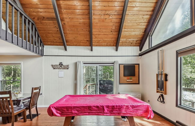 Poconos Chalet Newly Renovated, Great Location 4 Bedroom Home by RedAwning - Foto 36