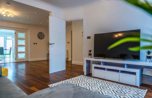 Modern Spacious 4 Bed Hayes Home with Free Parking - Foto 17