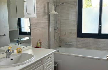 Villa Soleil Piscine Jacuzzi Pétanque Espace bbq billard et salons extérieurs - Foto 29