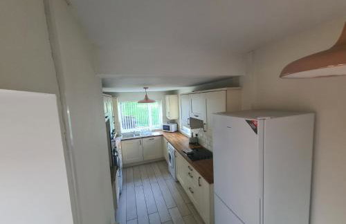 L & J Escapes - 8 Bedrooms suitable for Contractors and Families- Private parking available for 6 vehicles - Foto 30