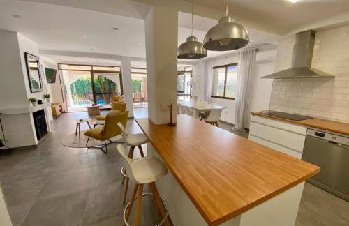 Mediterranean Villa - Private Pool , Garden & BBQ - Photo 45