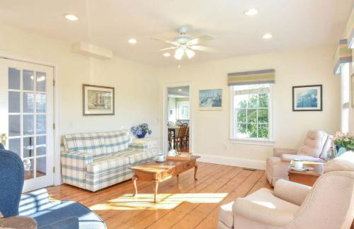 Waterfront Fun at this Huge Family Estate - Foto 58