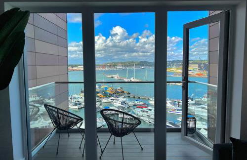 Luxury 2 Bed Apartment - River Views - Parking - Photo 3