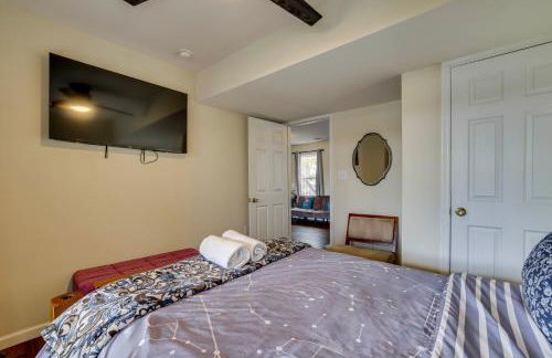 Lakefront Pocono Retreat with Hot Tub and Movie Hub - Foto 21