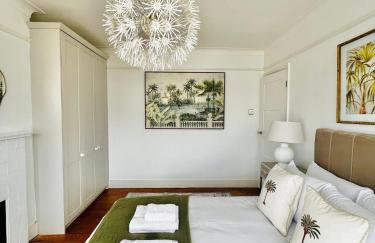 Modern 5 Bed 3 Bath House - Photo 9