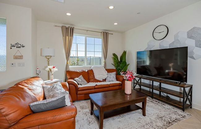 Luxurious Ontario Townhouse Ideal Family Retreat - Photo 3