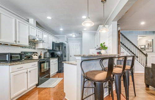 Centrally Located Raleigh Townhome with Pool Access - Foto 6