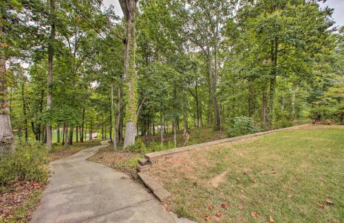 Townville Lakefront Cottage with Private Dock! - Foto 36