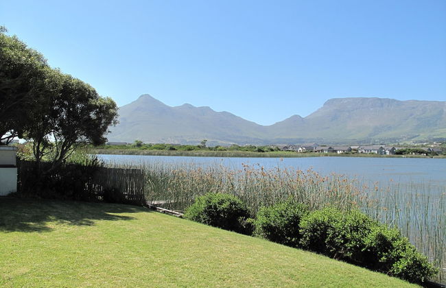 Stunning Cape Peninsula Holiday Villa With Pool - Photo 20