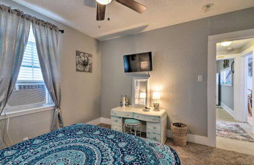 Walk to Beach Breezy Galveston Apt with Deck! - Foto 14