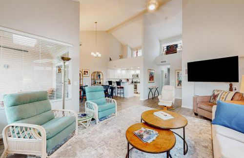 Lake view desert stay with pool, patio, grill, & smart TVs - snowbird-friendly - Foto 7