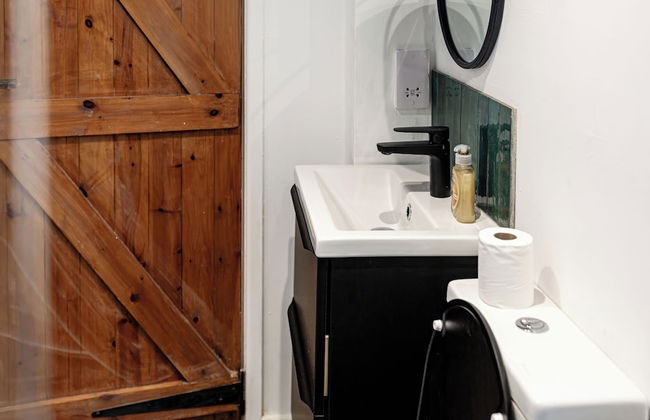 Stunning 2BD in the Heart of Malmesbury - Photo 34