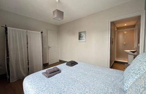 Embruns maison spacieuse rénovée 5 ch 3 sdb 2 WC belle terrasse aménagée barbecue à 250 m de la plage en plein centre d' Arromanches au coeur des plages du débarquement, proximité de Bayeux - Foto 23