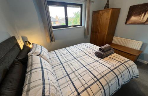 Superb Comfy 2 Bed House, Responsive & Caring Hosts Free WiFi & Parking, Close to MK Centre, Train Station, Santander, Network Rail by Webbhill Stays - Foto 3