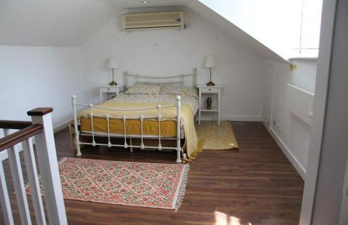 Woodlands Cozy Cottage in Gerrards Cross Sleeps 2 - Photo 12