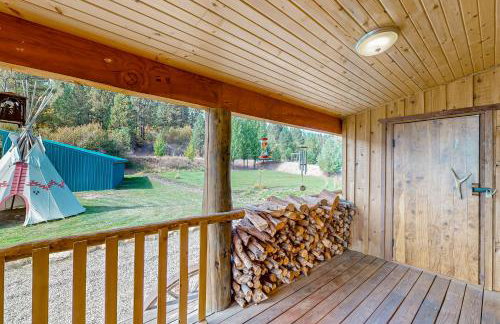 Rustic Cabin with Decks and Hot Tub in Garden Valley! - Foto 26