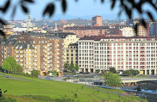 ¡Al lado de la Clínica Oftalmológica Vega! - Foto 44